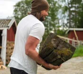 Henrik bär tungt virke.